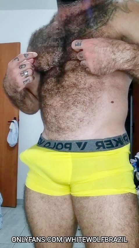 Hairy muscled dude wanking